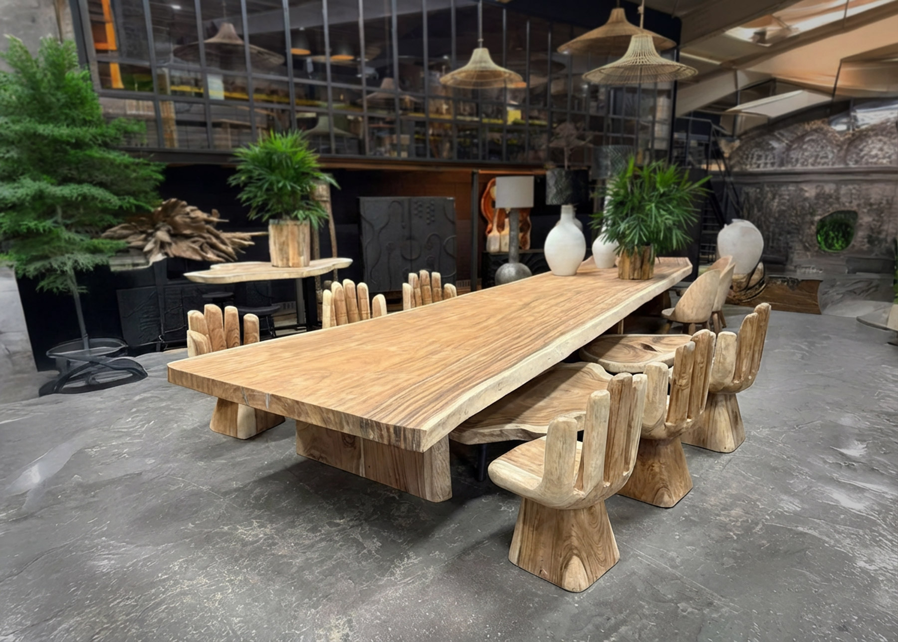 Ein großer Esstisch aus einem Stück Holz mit Stühlen.